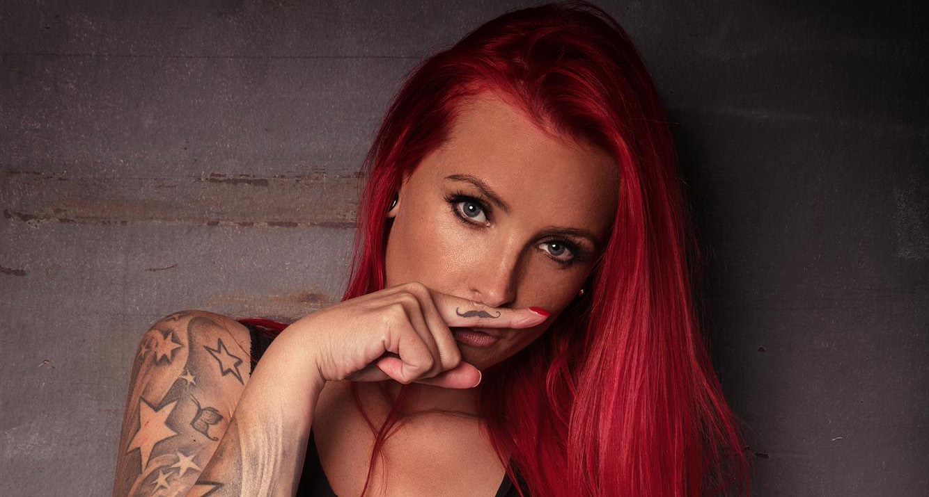 Lexy Roxx: "Ich bin beim Sex gerne devot" .