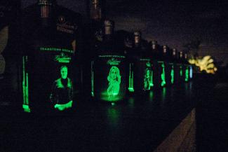 Leuchtend: die individuell gelaserten Spirituosenflaschen von Skaagtown. 