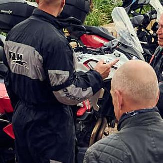 Kickstart: Aufbruch zur Motorradtour.